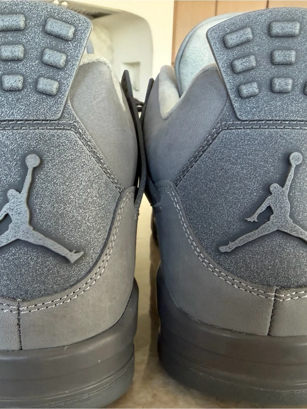 Jordan Retro 4 Men’s Sneakers — Grey